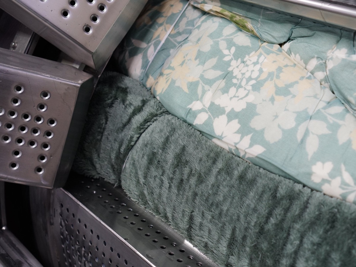 布団を洗う大型の洗濯機